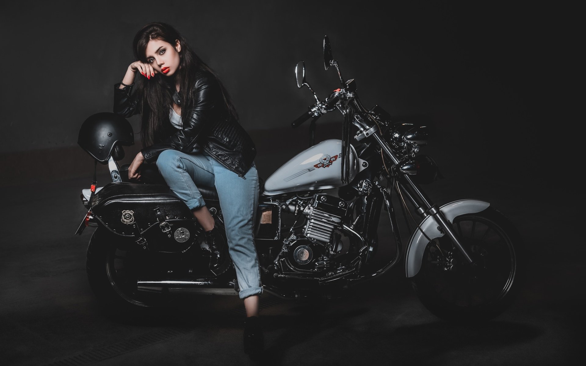 Biker girls: style and drive brings the glow — live moments in Ciudad Guayana