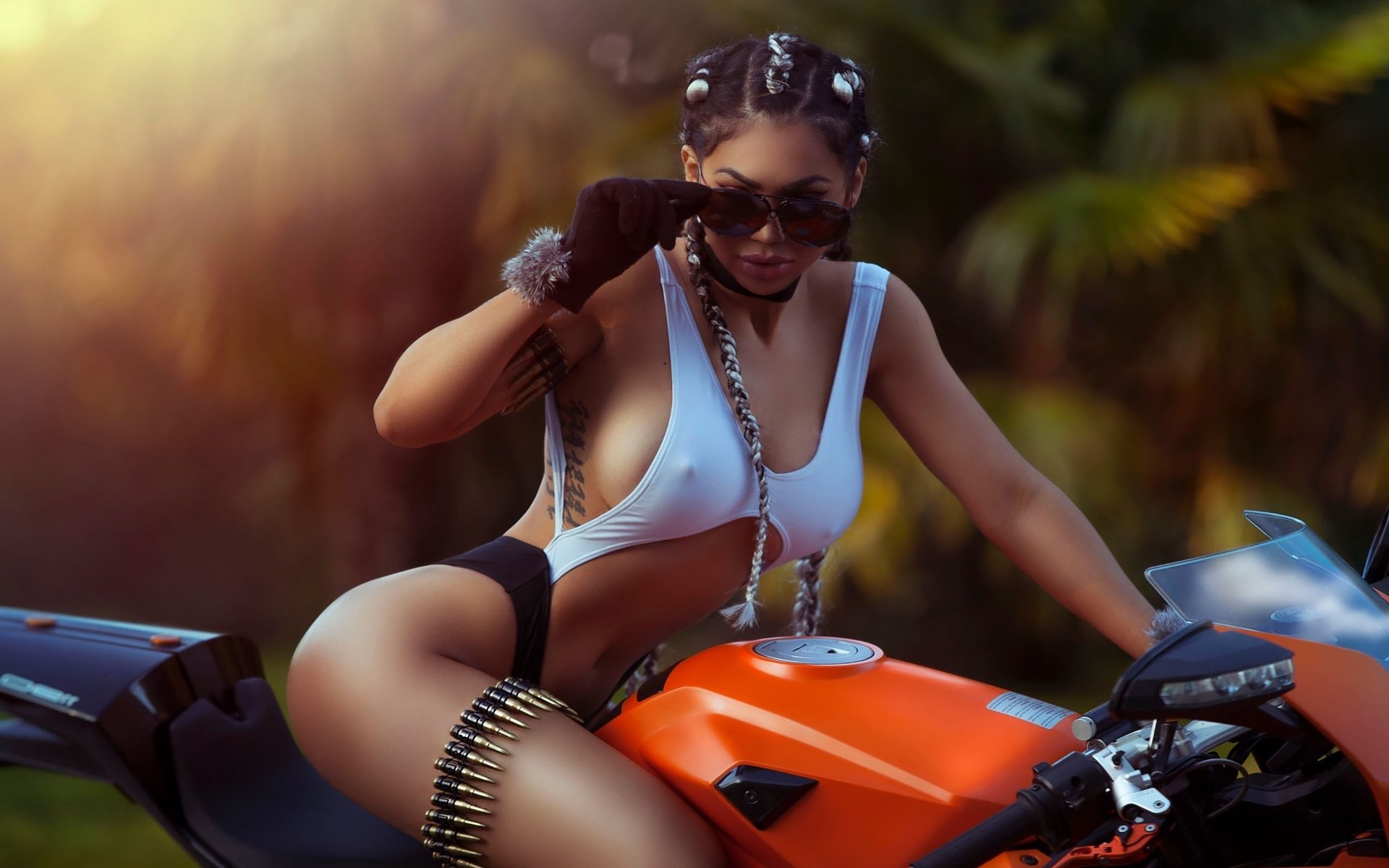 Take a pause and enjoy Girls with tattoos and motorcycles — streaming from Ciudad Guayana