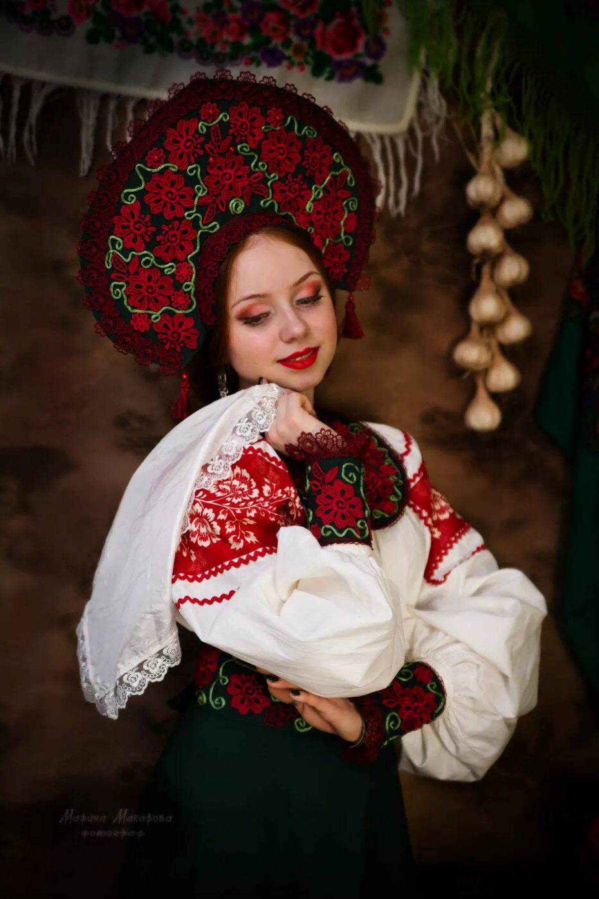 Take a pause and enjoy Women in Slavic costumes — streaming from Ciudad Guayana