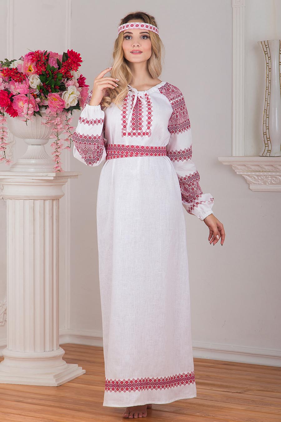 A playful frame from Women in Slavic costumes — online in Ciudad Guayana