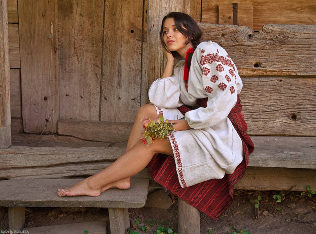 Fresh photos, fresh mood — Women in Slavic costumes online in Ciudad Guayana