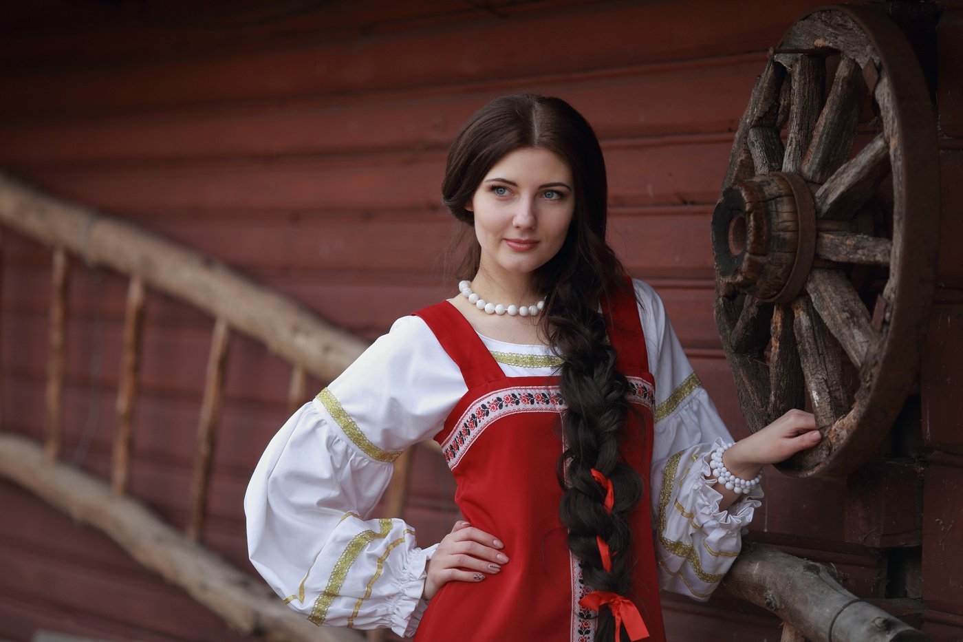 Girls in Slavic costumes’s look of the day — catch her live in Ciudad Guayana