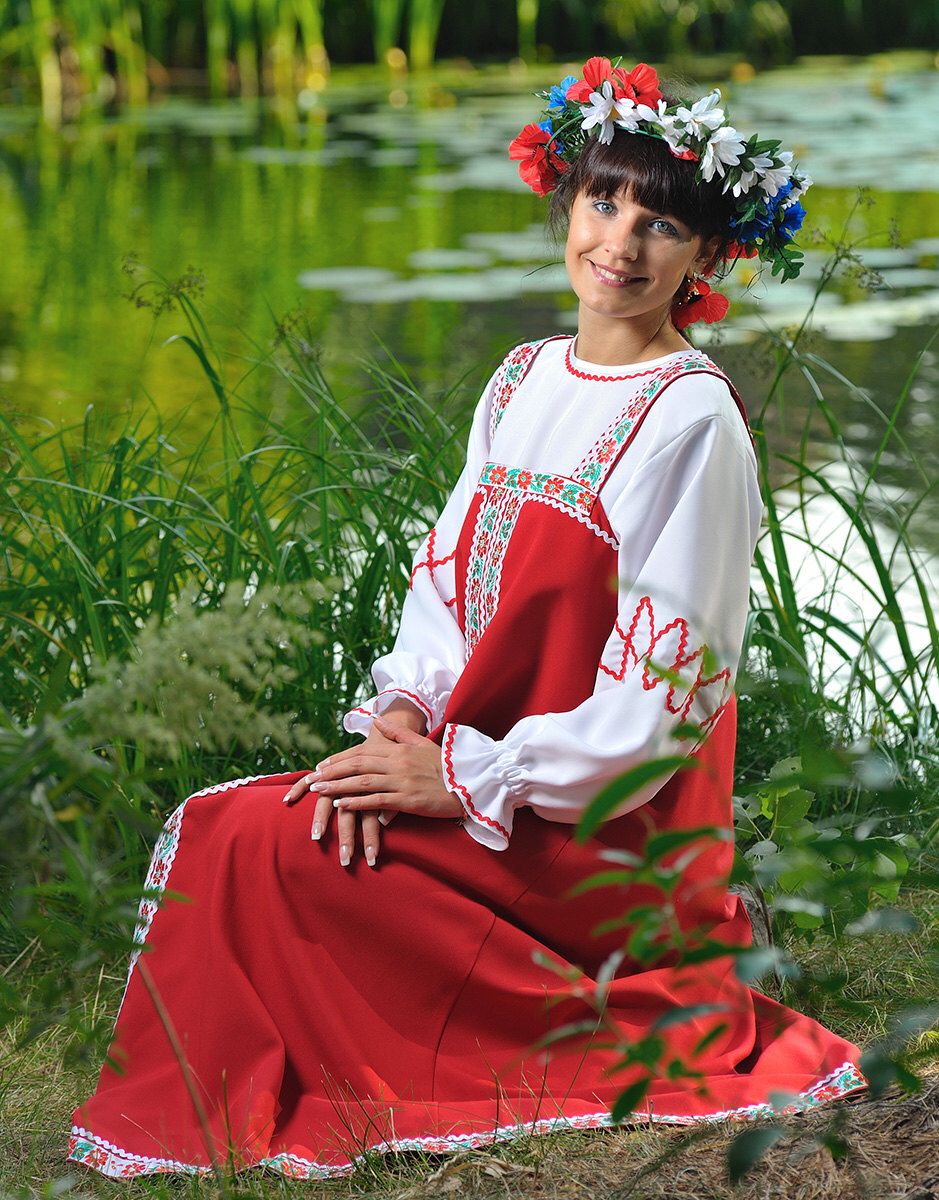 Beautiful girl Girls in Slavic costumes in Ciudad Guayana