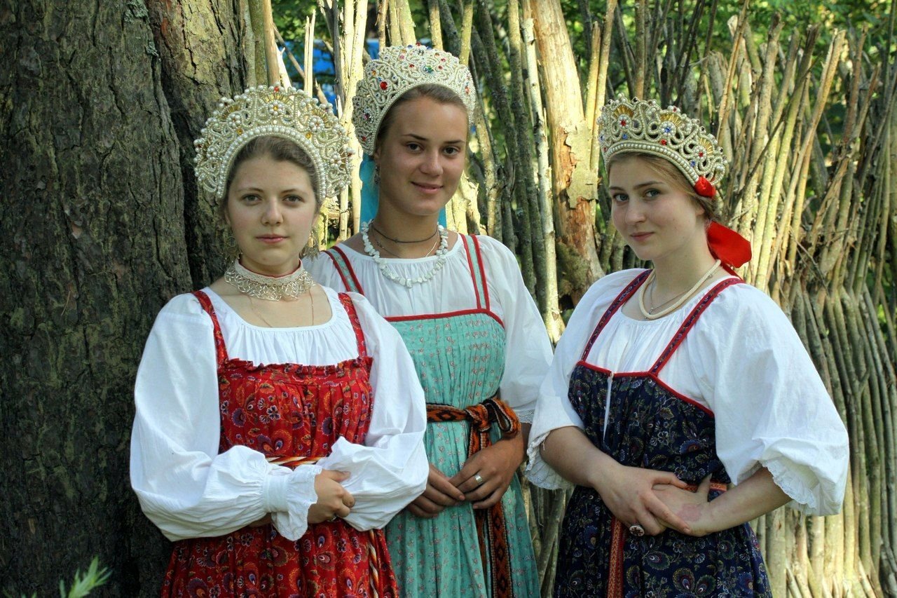 Sexy model Girls in Slavic costumes in Ciudad Guayana